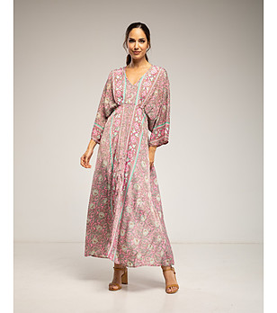 Розова макси рокля с щампа и V-образно деколте снимка