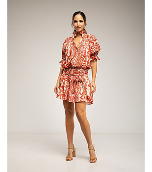 Къса червена рокля с принт и колан снимка