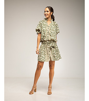 Къса зелена рокля с принт, копчета и ластичен колан снимка