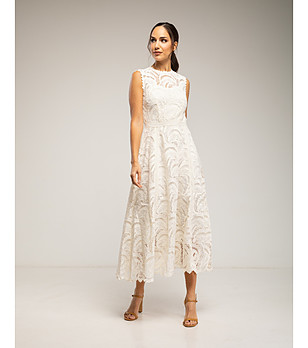 Бежова дантелена рокля миди с разкроен силует снимка