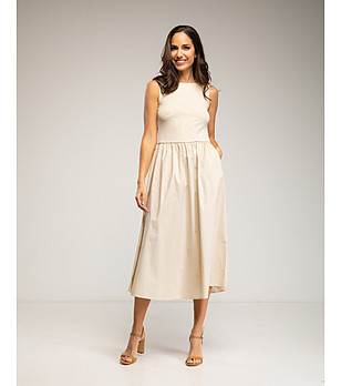 Бежова рокля миди без ръкави с разкроена пола и джобове снимка