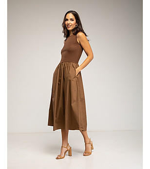 Кафява рокля без ръкави с разкроена миди пола и джобове снимка