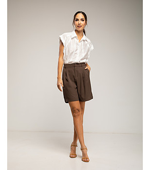 Къси панталони бермуди в кафяво с плохи и колан снимка