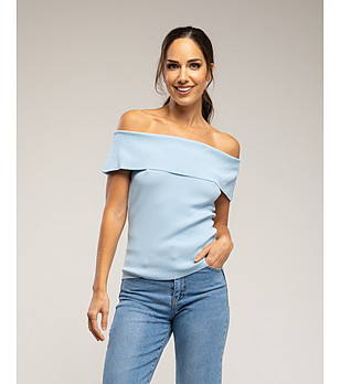 Светлосиня плетена блуза с паднало рамо  снимка