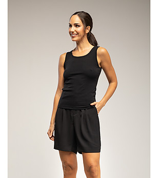 Черен потник с камъни крила на гърба снимка