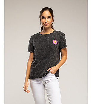 Черна тениска с щампа маргаритка отпред и надпис отзад снимка