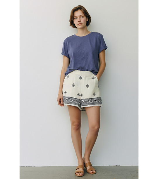 Бели бермуди с принт от лен и памук снимка