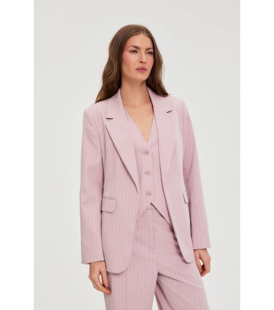 Дамско розово сако на райета снимка