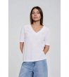 Бяла дамска тениска с V-образно деколте -3 снимка