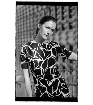 Черна рокля с бял принт снимка