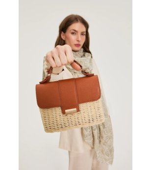 Бежова дамска плетена чанта с къса дръжка снимка