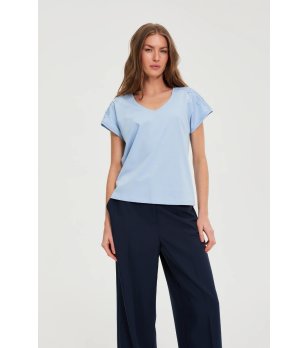 Светлосиня дамска тениска с дантелени рамене снимка