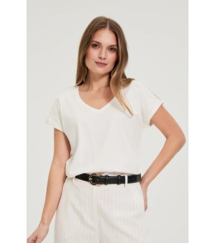 Бяла дамска тениска с дантелени рамене снимка