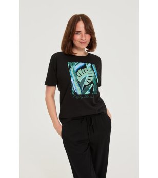 Черна тениска с принт Enjoy the Now снимка