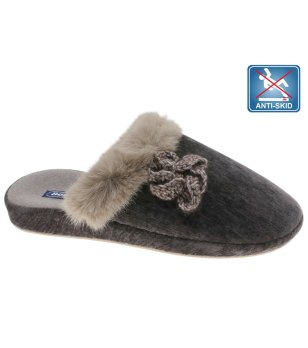 Тъмнокафяви чехли с пух и плетено цвете снимка