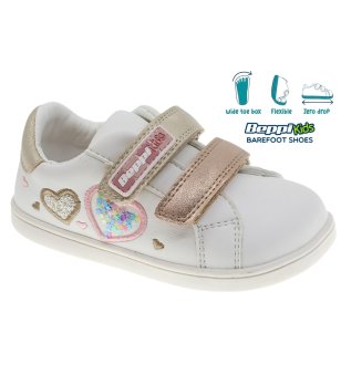 Детски бели сникърси с велкро и сърца и с широка предна зона за пръстите снимка