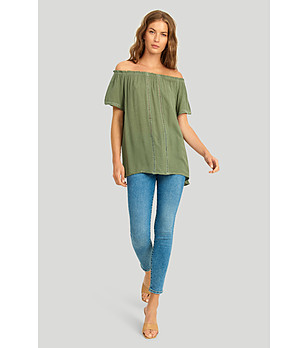 Зелена блуза с открито рамо и дантелени ленти снимка