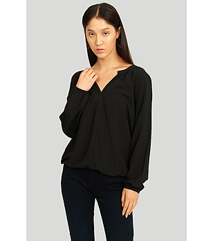 Черна блуза с V-образно деколте снимка