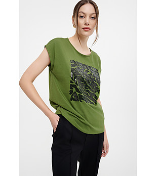 Зелена тениска с къс ръкав и пайети снимка