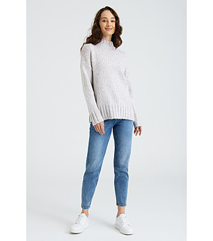 Светлосив пуловер с висока яка снимка