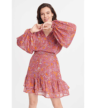 Розова рокля с принт и волани снимка