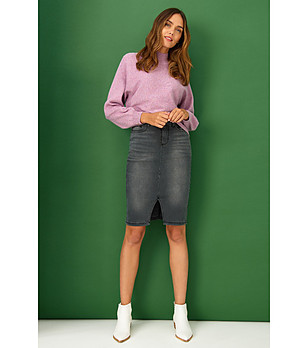 Лилав пуловер с висока яка и свободни ръкави снимка