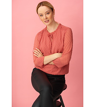 Розова блуза с релефни точки и връзка на деколтето снимка