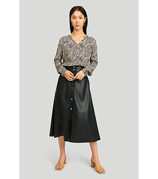 Бежова блуза с леопардов принт снимка