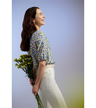 Многоцветна блуза с набран подгъв снимка