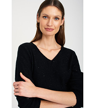 Черен пуловер с V-образно деколте снимка