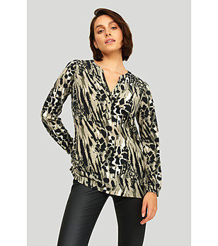 Бежова блуза с принт и V-образно деколте снимка