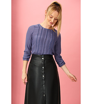 Лилава блуза с дантелени ленти снимка