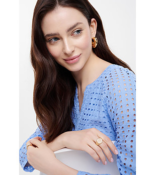 Синя рокля с бродирана мрежа снимка