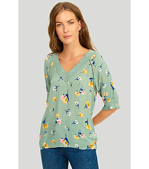 Зелена блуза с цветен принт и дантелено деколте снимка