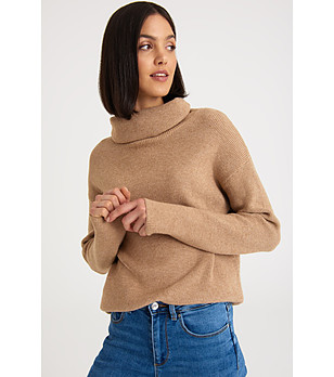 Бежов пуловер с търтъл яка снимка