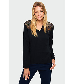 Черна блуза с дантелени рамене снимка