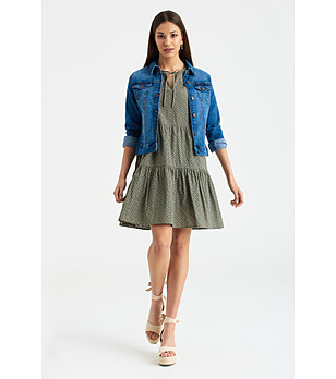 Зелена рокля с дантелена бродерия и връзка на деколтето снимка