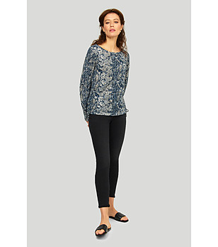 Синя блуза с животински принт снимка