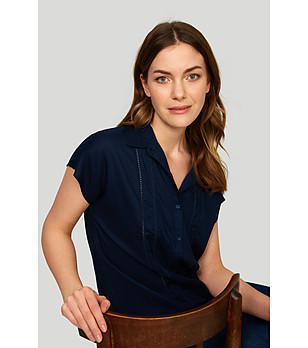 Тъмносиня блуза с къс ръкав и дантелени детайли снимка