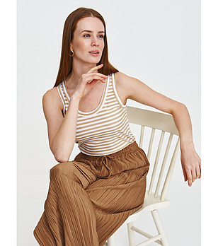 Бял и бежов раиран потник снимка