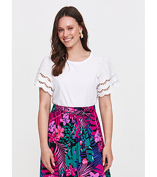 Бяла блуза с къс ръкав и дантелени ажурни волани снимка