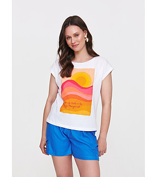 Бяла дамска тениска с цветен принт снимка