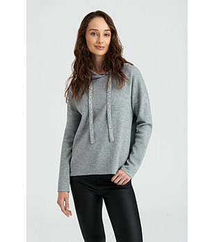 Сива блуза с качулка и блестящи връзки снимка