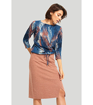 Синя блуза с абстрактен принт и връзка на подгъва снимка