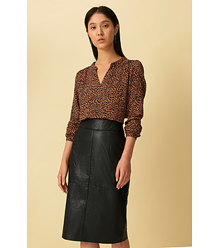 Кафява блуза с животински принт и V-образно деколте снимка