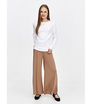 Бял пуловер с перлени копчета снимка