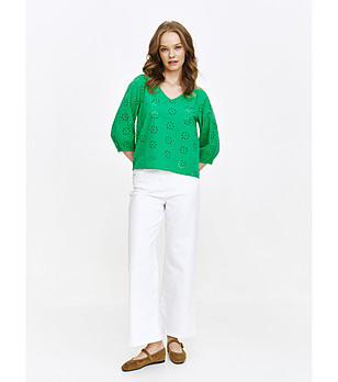 Зелена блуза с бродирани ажурни детайли снимка