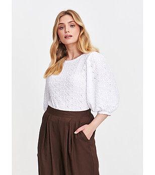Бяла блуза с бродирана дантела и обемни ръкави снимка