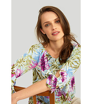 Многоцветна блуза с голи рамене и флорален принт снимка