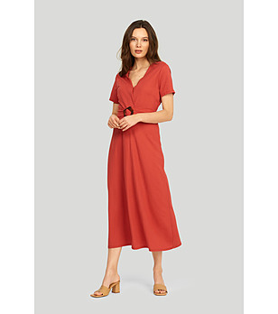 Червена рокля миди с колан и прехлупване снимка